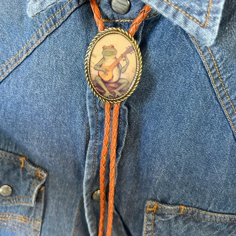 Bolo tie met banjospelende kikker