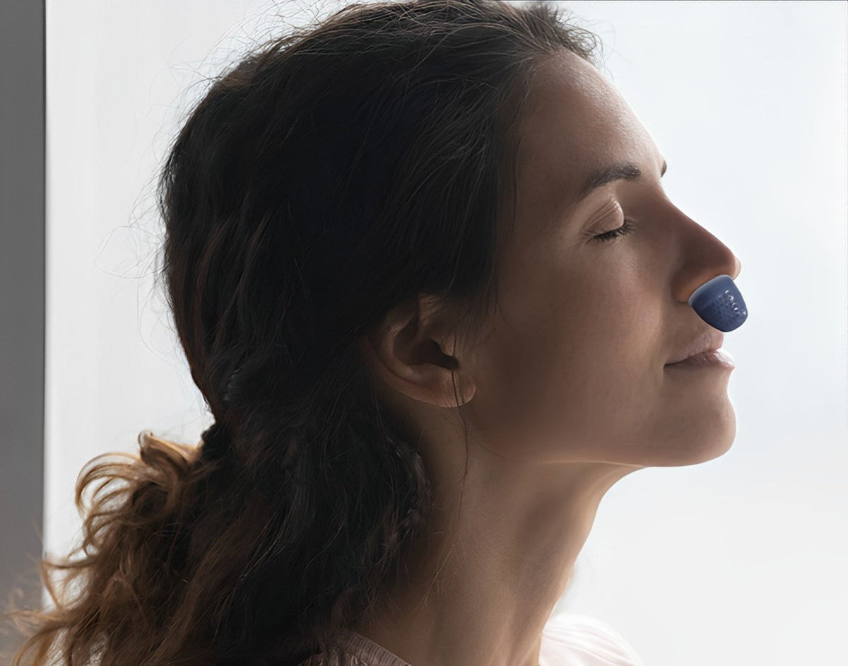 Draagbaar micro-CPAP-apparaat tegen snurken – Stil en compact, lichtgroen met siliconen dopjes