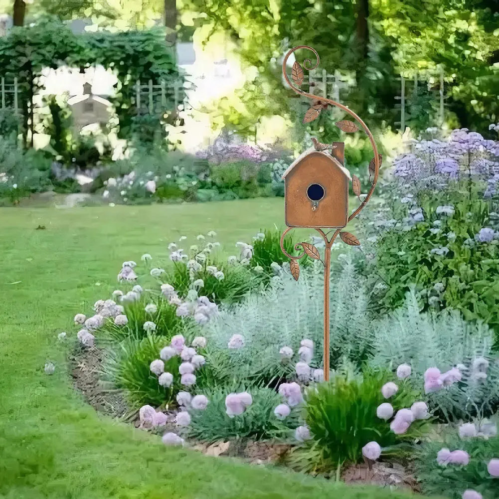 Elegant vogelhuisje op staaf voor tuin en terras