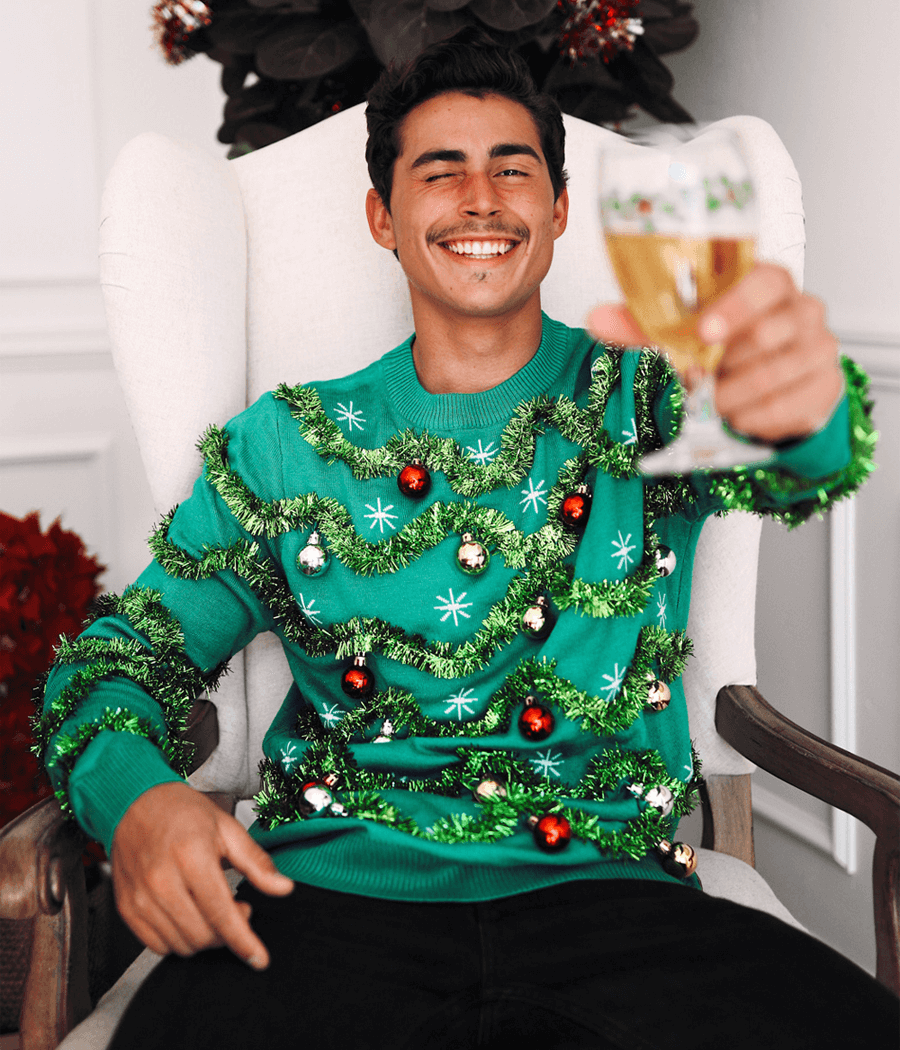 Groene kerstboomtrui voor heren met slingers en glanzende kerstballen voor feestdagen