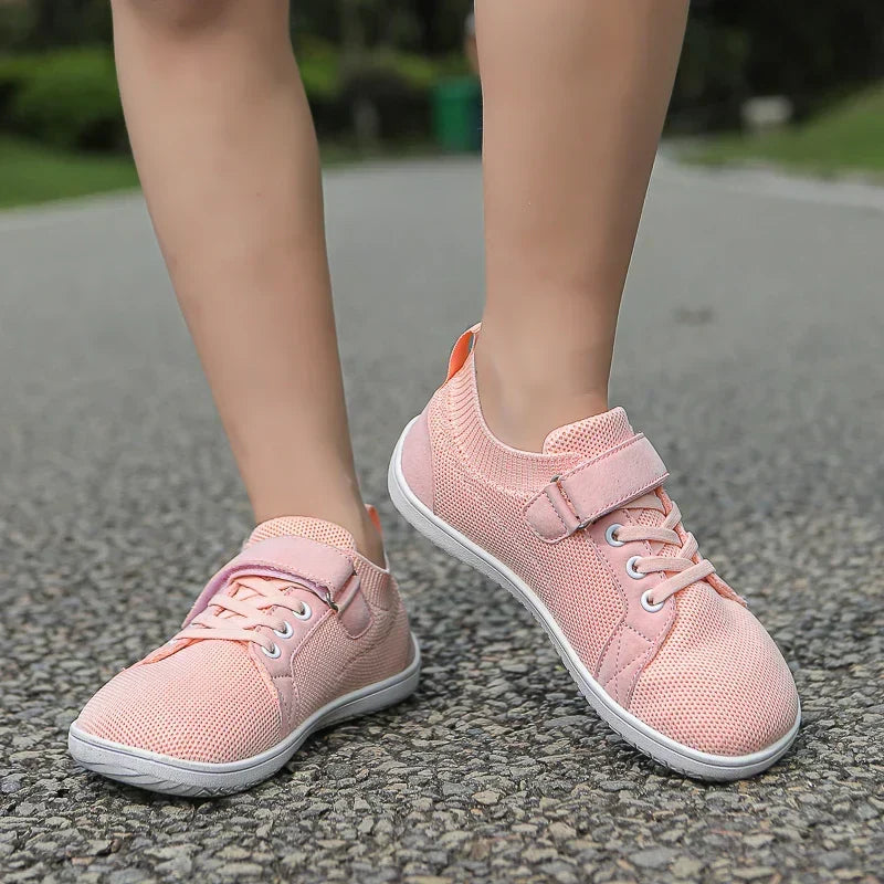 Barefoot sneakers voor kinderen met brede neus en handige klittenbandsluiting