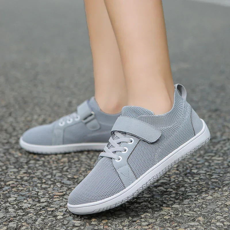 Barefoot sneakers voor kinderen met brede neus en handige klittenbandsluiting