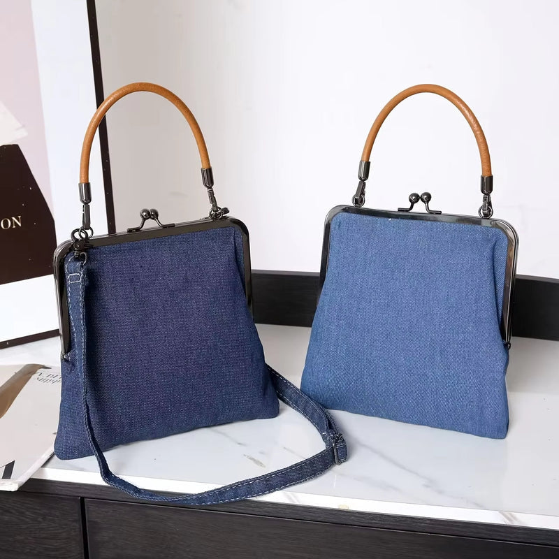 Blauwe spijkerhandtas voor dames met metalen sluiting en een bruin afgerond handvat