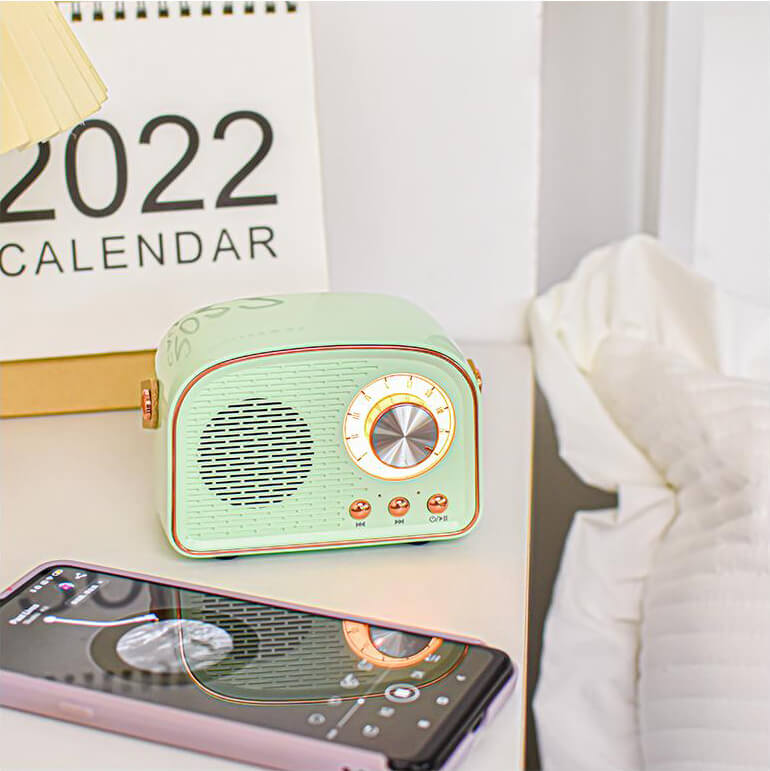Draagbare bluetooth-speaker in retrostijl met hoogwaardige geluidskwaliteit en lange batterijduur – compact en stijlvol ontwerp