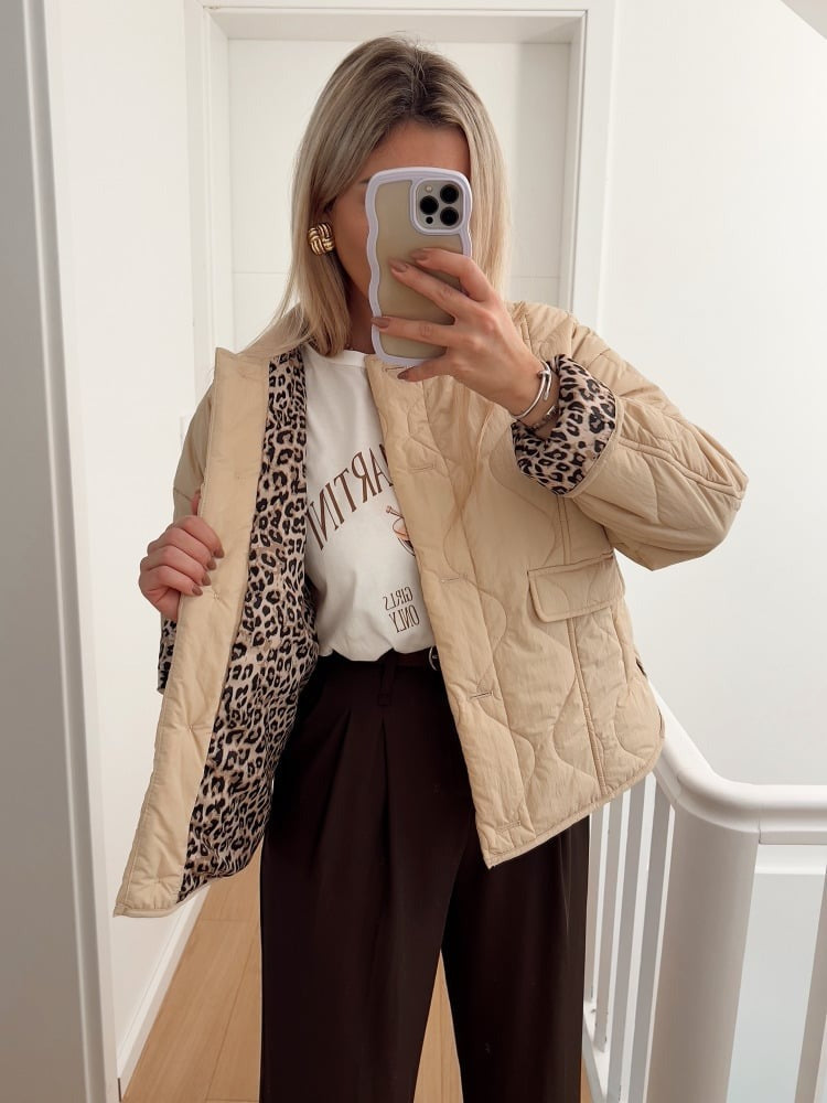 Elegant en modieus jasje met luipaardvoering