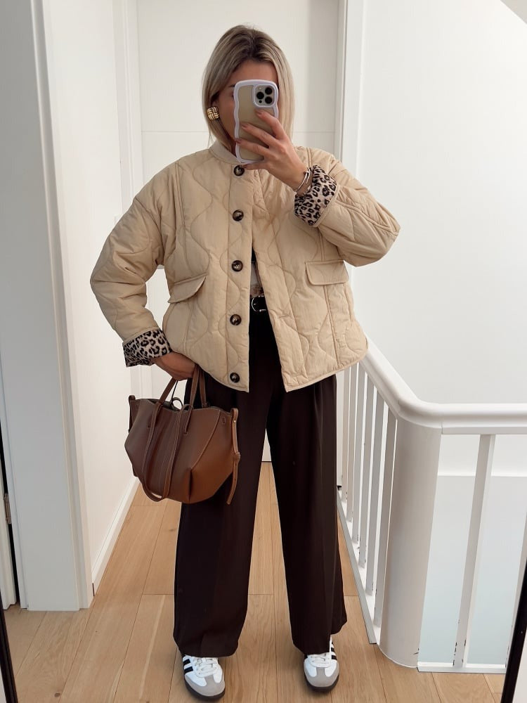 Elegant en modieus jasje met luipaardvoering