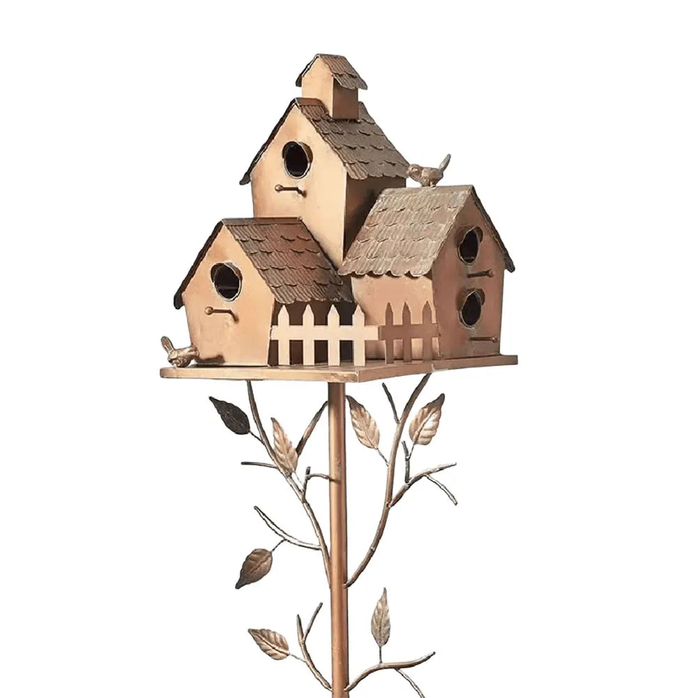 Elegant vogelhuisje op staaf voor tuin en terras