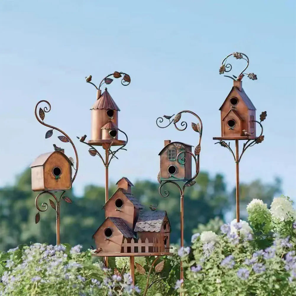 Elegant vogelhuisje op staaf voor tuin en terras
