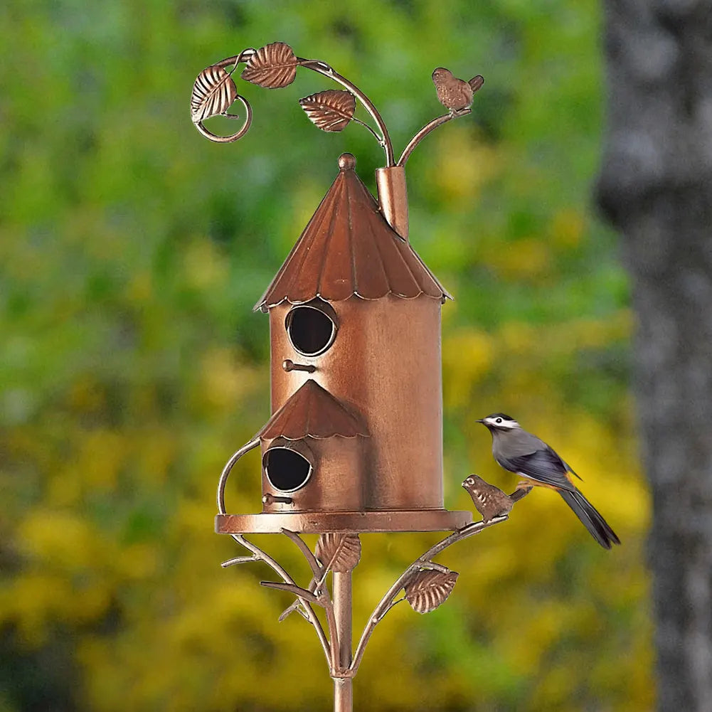 Elegant vogelhuisje op staaf voor tuin en terras