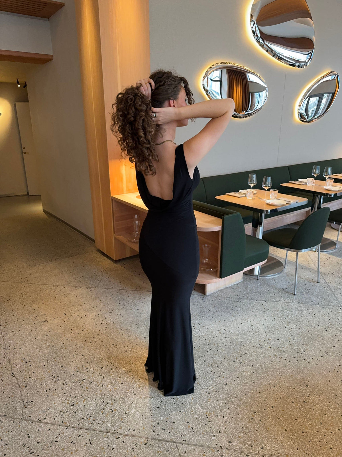 Elegante dames maxi-jurk met split en nauwsluitende pasvorm