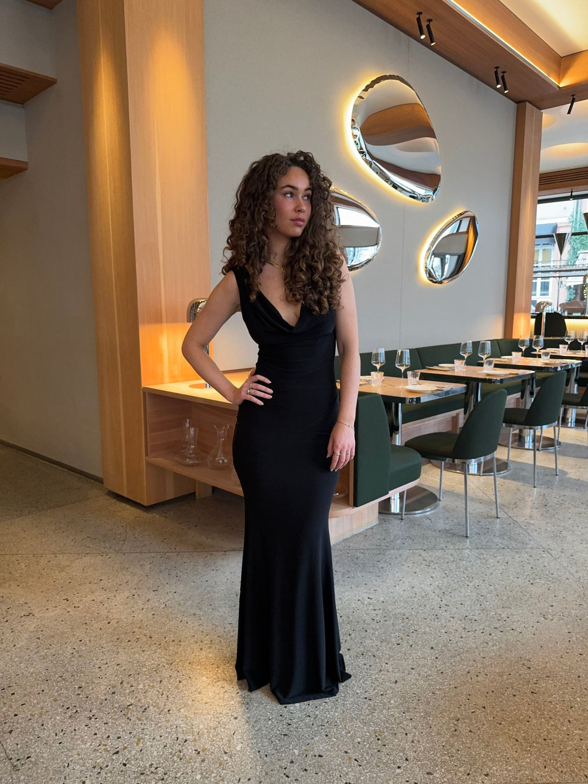 Elegante dames maxi-jurk met split en nauwsluitende pasvorm