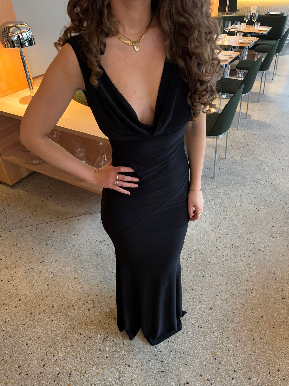 Elegante dames maxi-jurk met split en nauwsluitende pasvorm