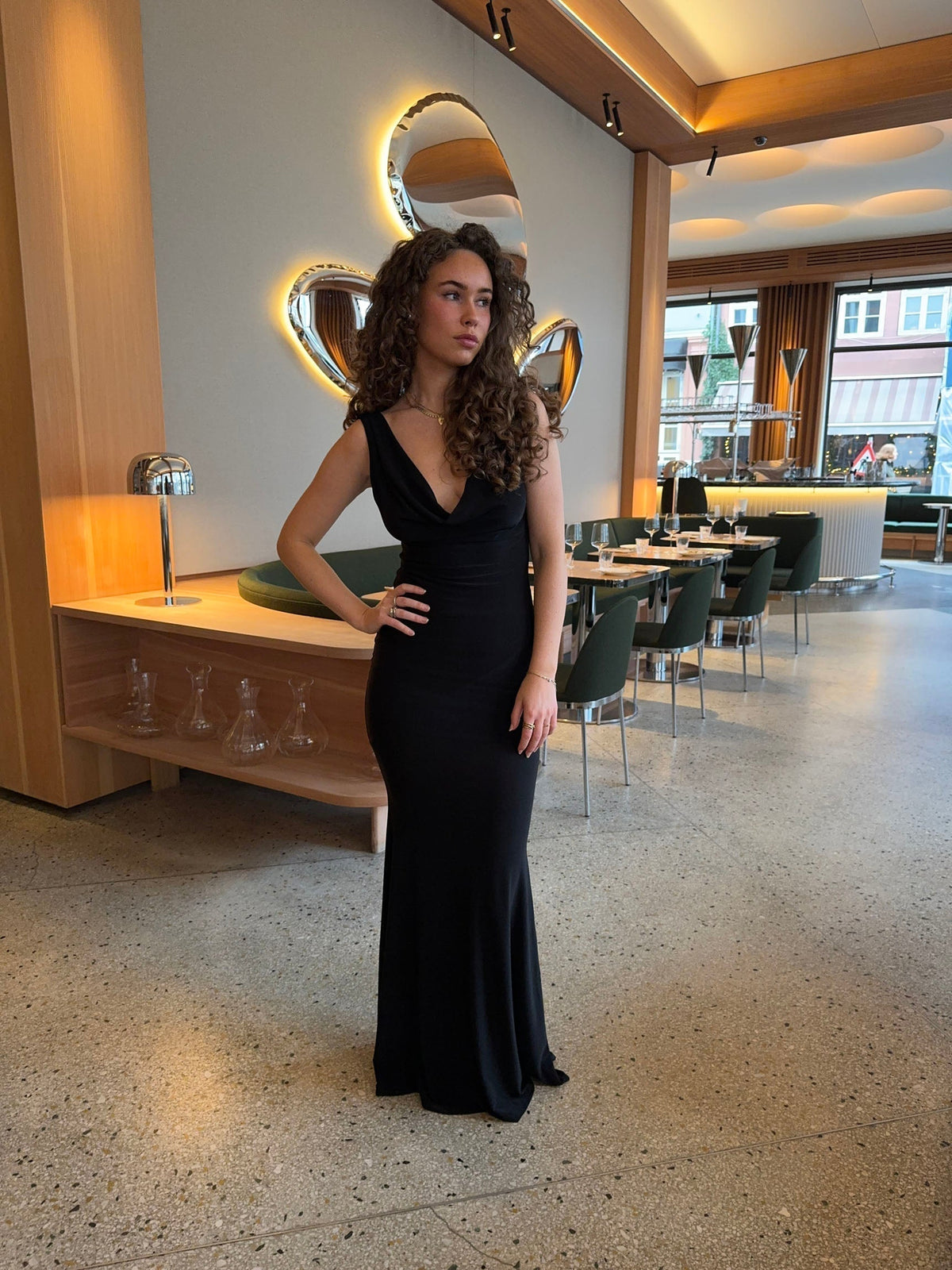 Elegante dames maxi-jurk met split en nauwsluitende pasvorm