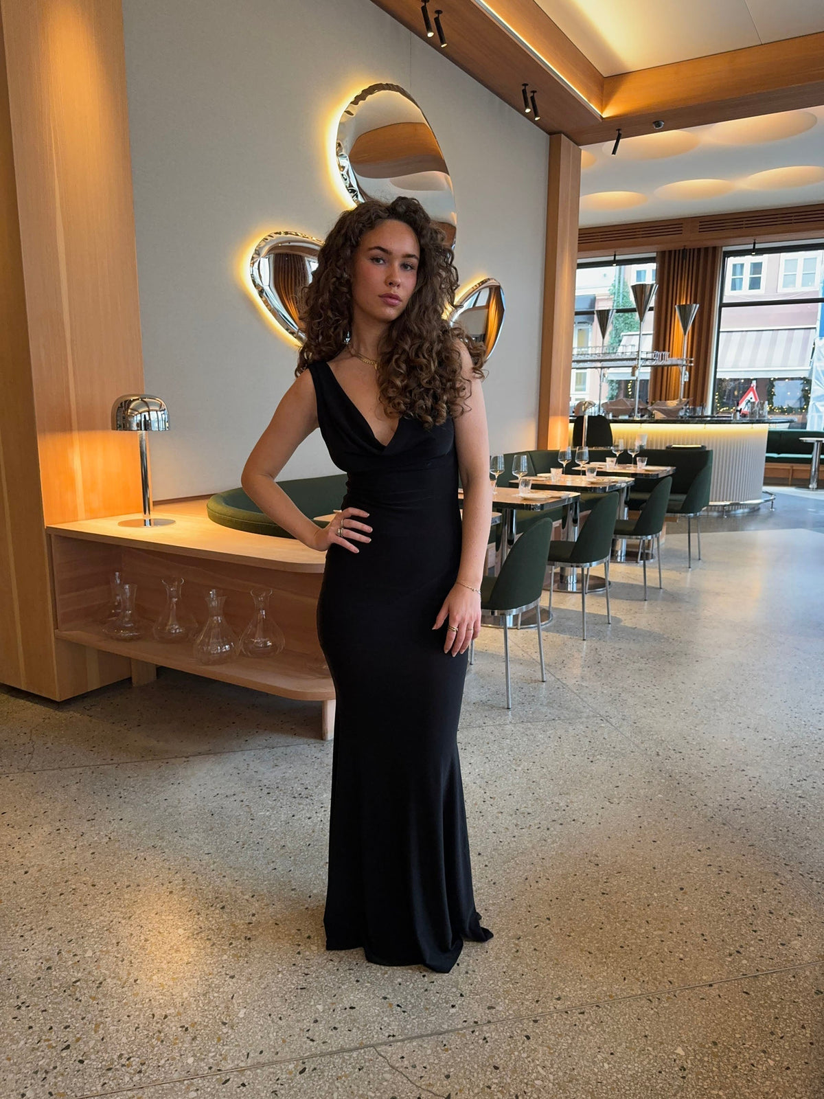 Elegante dames maxi-jurk met split en nauwsluitende pasvorm