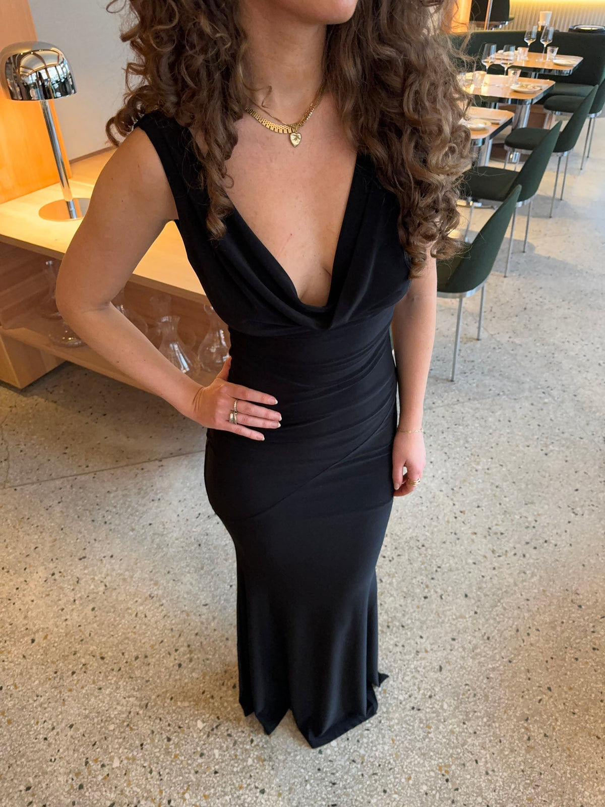 Elegante dames maxi-jurk met split en nauwsluitende pasvorm