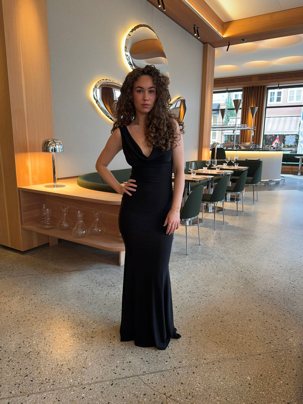 Elegante dames maxi-jurk met split en nauwsluitende pasvorm