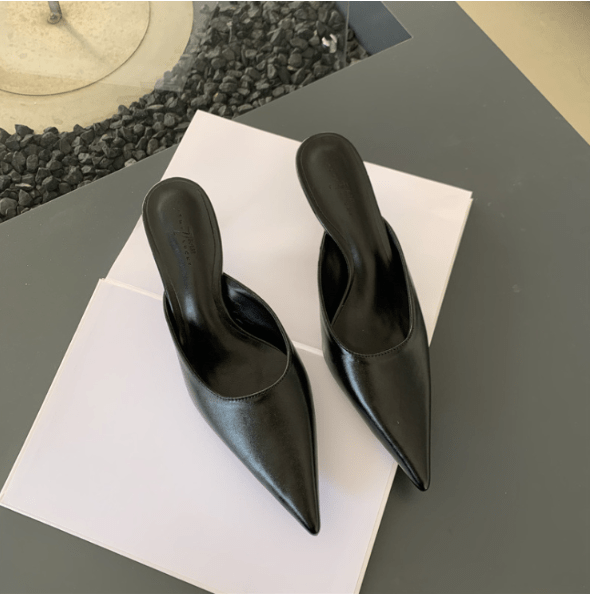 Elegante en moderne damesmules met hak en spitse neus