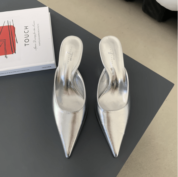 Elegante en moderne damesmules met hak en spitse neus