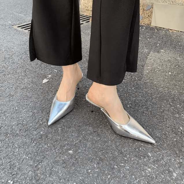 Elegante en moderne damesmules met hak en spitse neus