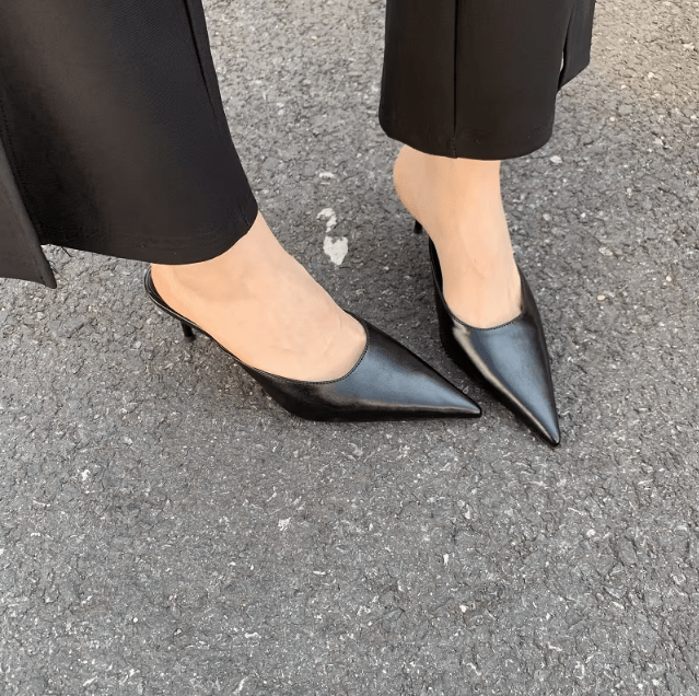 Elegante en moderne damesmules met hak en spitse neus