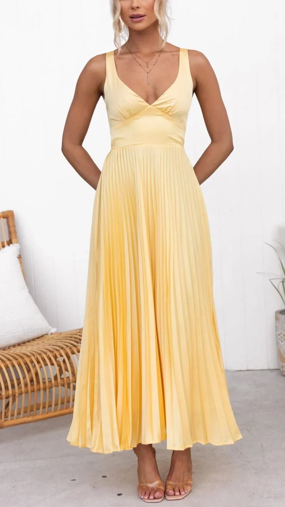 Elegante gele plissé maxi-jurk met V-hals