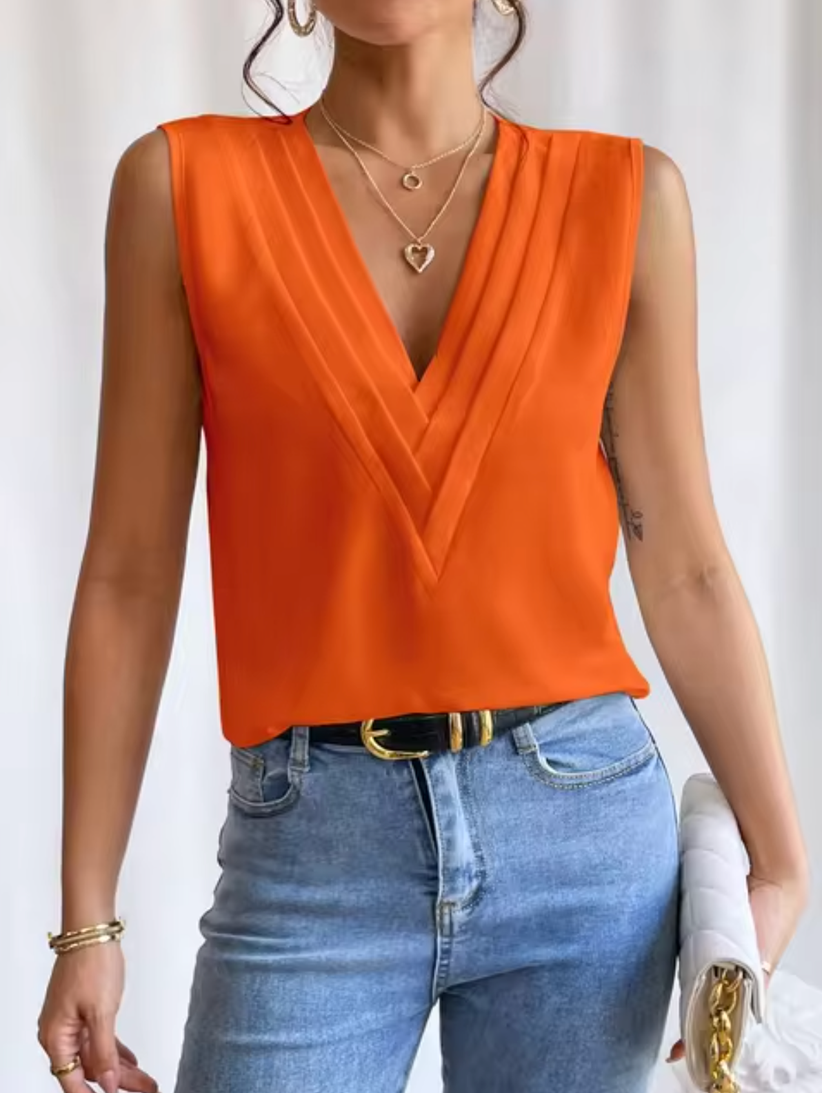 Elegante mouwloze damestop met plissé en V-hals