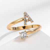 Elegante ring met initialen om herinneringen levend te houden