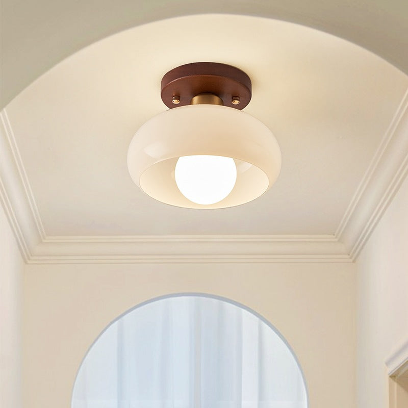 Franse Bauhaus plafonnière – warm sfeervol licht met houten detail