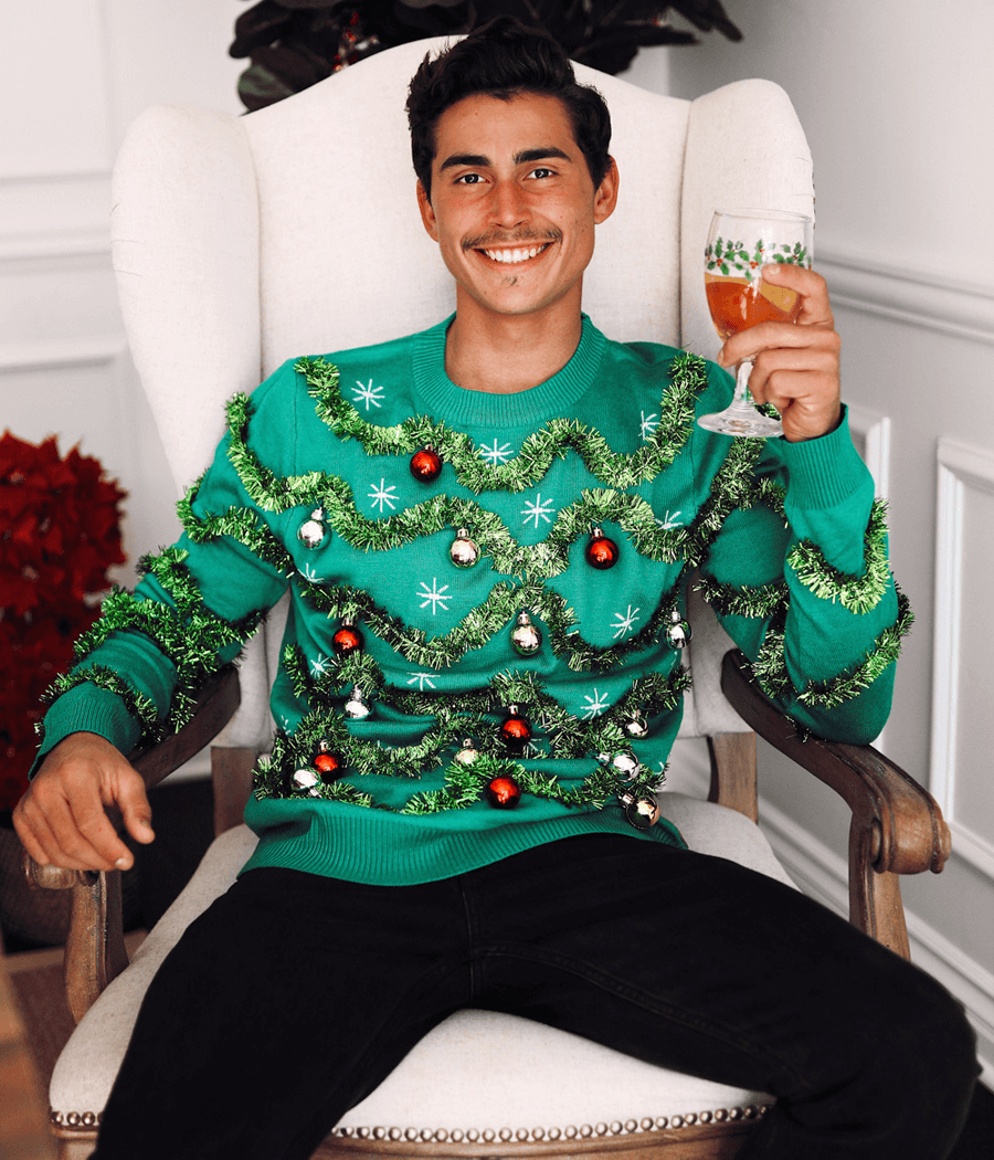 Groene kerstboomtrui voor heren met slingers en glanzende kerstballen voor feestdagen