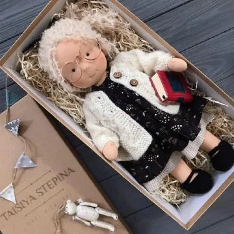Handgemaakte pluche pop – Waldorf Emma speelgoed