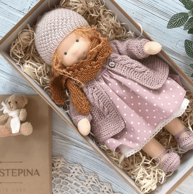 Handgemaakte waldorf knuffelpop - Poppi, natuurlijk zacht speelgoed