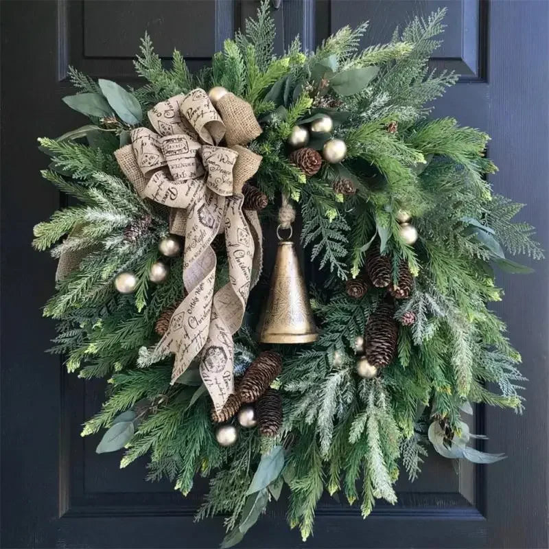 Kerstkrans voor de deur met dennenappels en jute strik