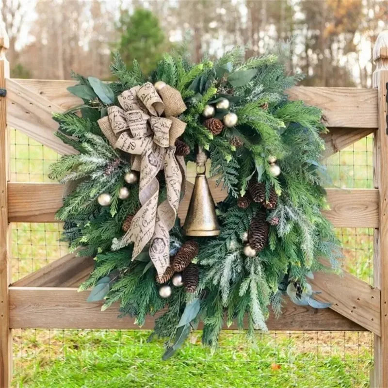 Kerstkrans voor de deur met dennenappels en jute strik