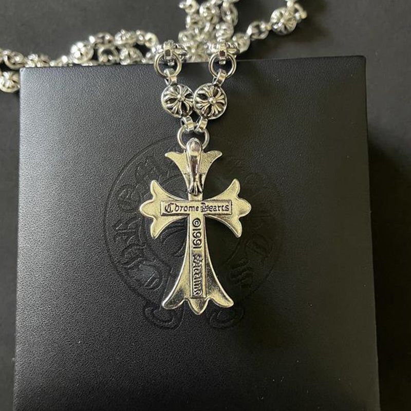 Ketting met decoratieve kruishanger in zilverkleur