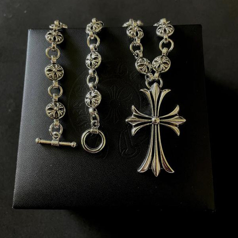 Ketting met decoratieve kruishanger in zilverkleur