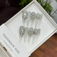 Luxe plaknagels versierd met strass-steentjes