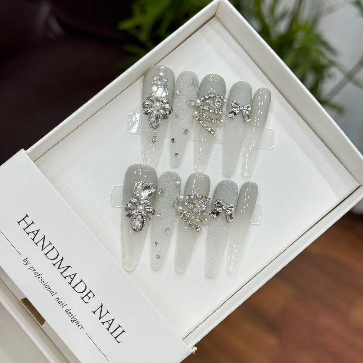 Luxe plaknagels versierd met strass-steentjes