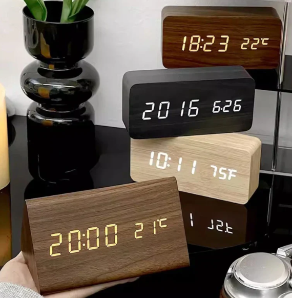 Minimalistische houten led-klok met stijl