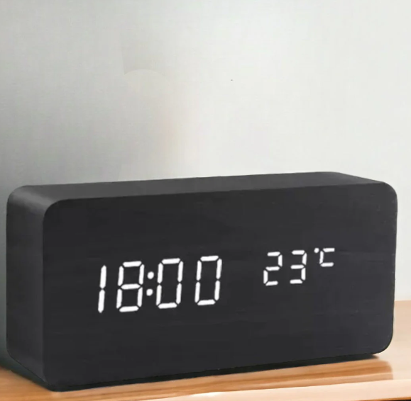 Minimalistische houten led-klok met stijl