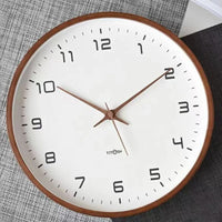 Minimalistische houten wandklok