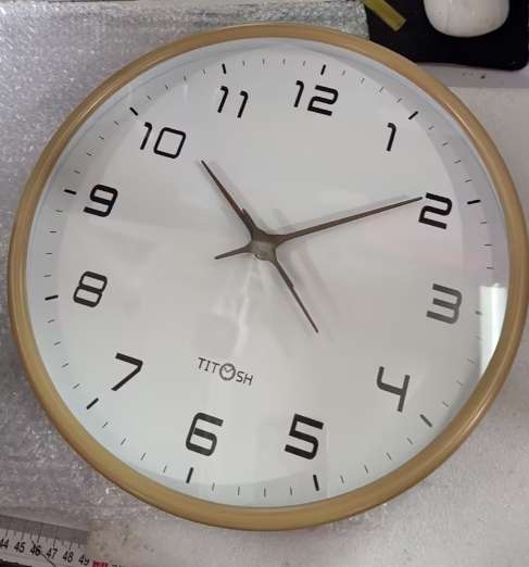 Minimalistische houten wandklok