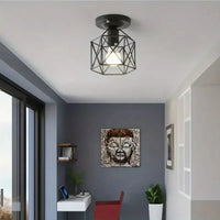 Moderne gouden plafondlamp met geometrisch metalen draadkorfdesign