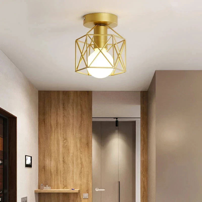 Moderne gouden plafondlamp met geometrisch metalen draadkorfdesign