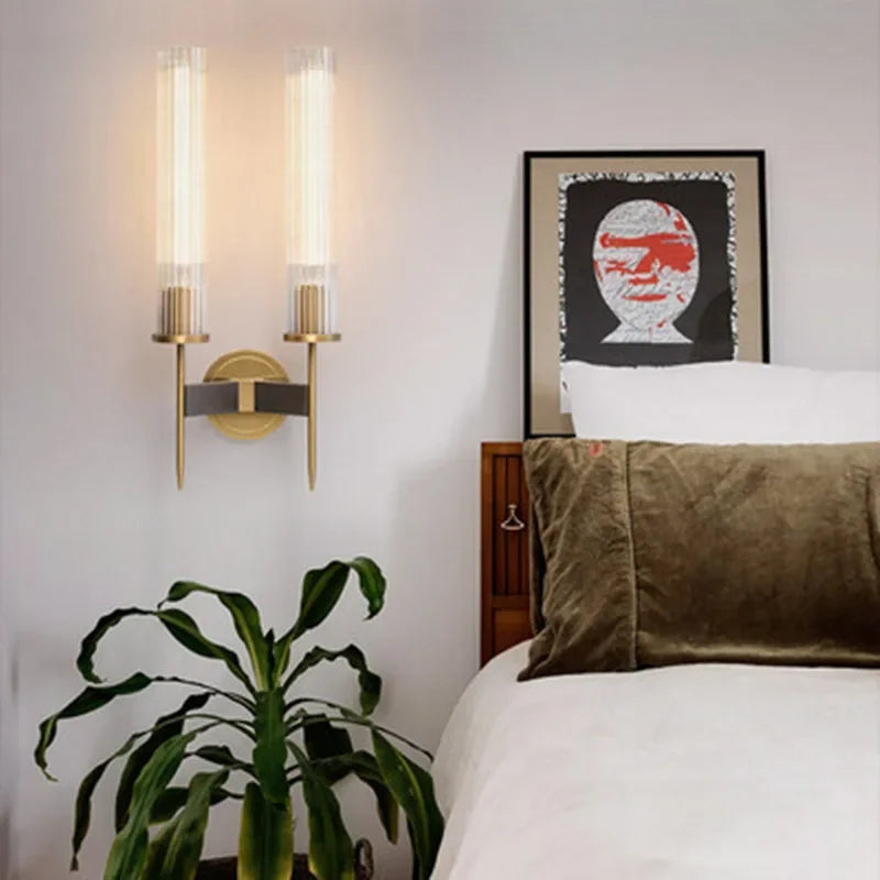 Moderne wandlamp met geribbeld glas en koperen afwerking – hoogte 30 cm