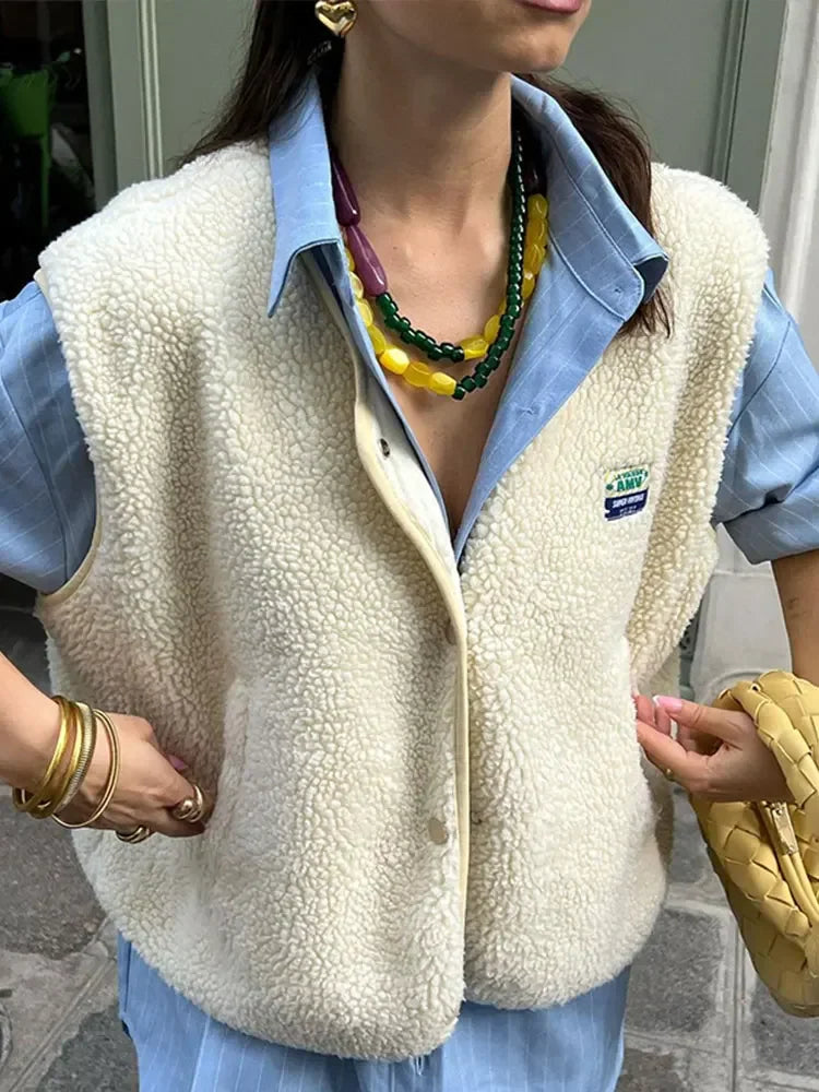 Modieus damesgilet met knopen
