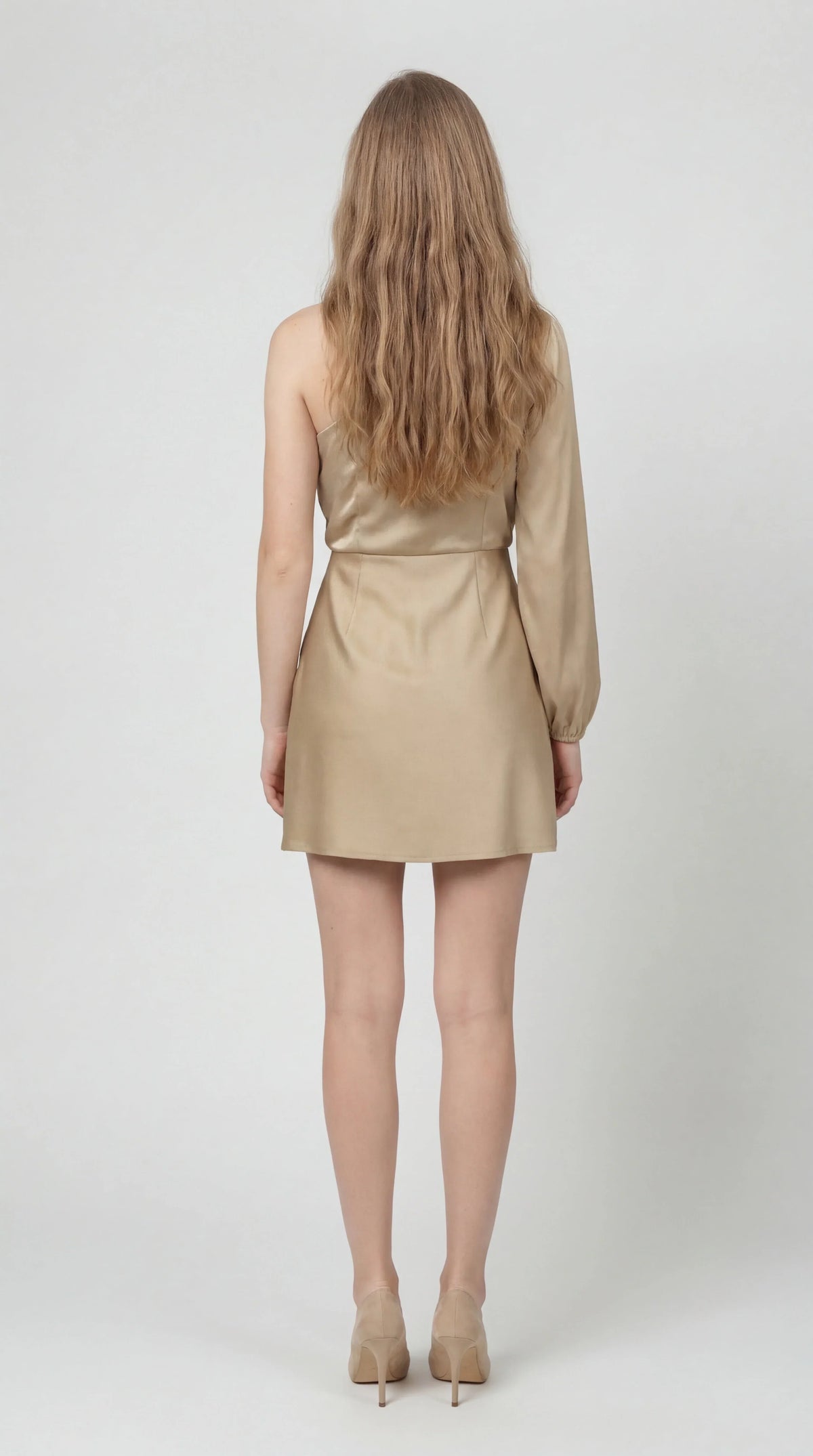One-shoulder mini-jurk in satijnlook met asymmetrische lange mouw