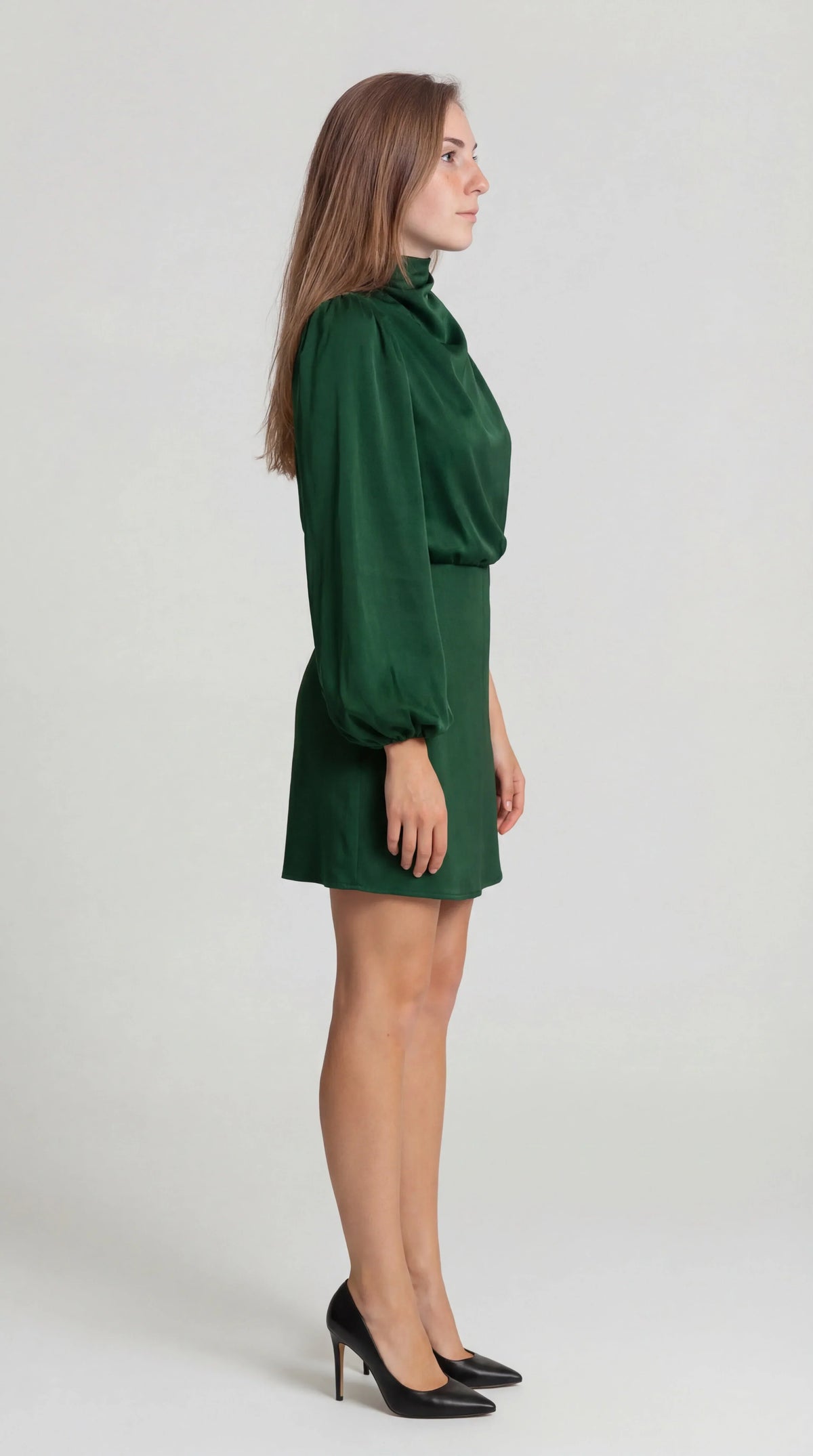 One-shoulder mini-jurk in satijnlook met asymmetrische lange mouw