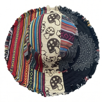 Patchwork vissershoed met paddenstoelenprint en verborgen zakje