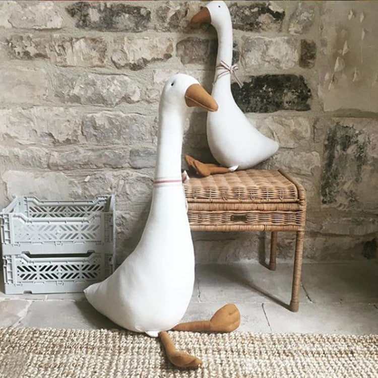 Pluche speelgoed en kussen in de vorm van een gans