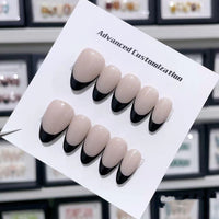 Premium aanpasbare press-on nagels met elegant French tip-design